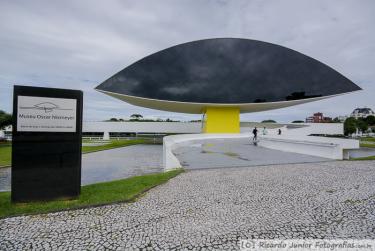 Foto do Museu Niemeyer, em Curitiba, PR – Crédito da Foto: © Ricardo Junior Fotografias.com.br