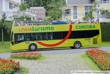 Foto do ônibus turístico, em Curitiba, PR – Crédito da Foto: © Ricardo Junior Fotografias.com.br