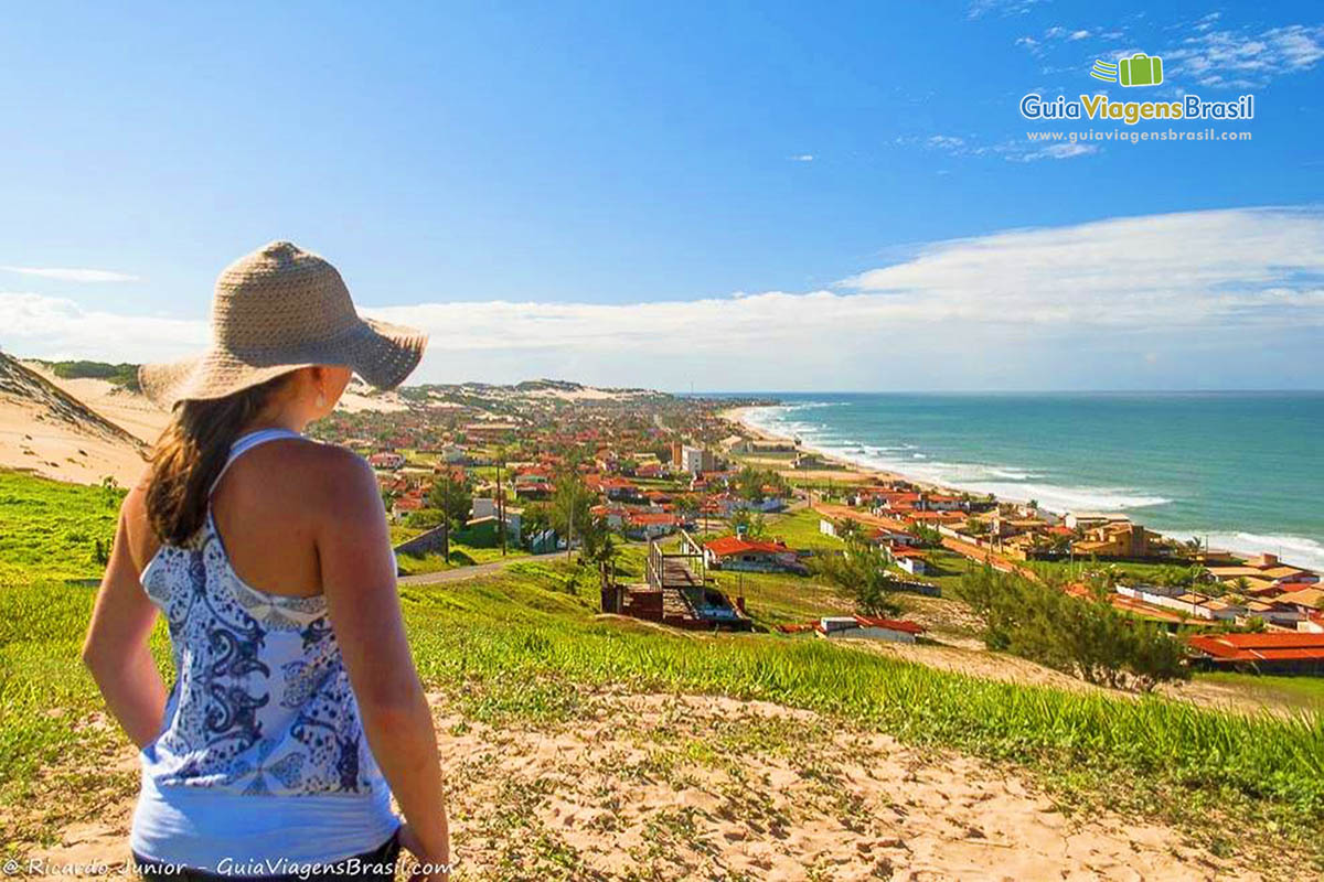 Imagem aproximada do turista observando as belezas da Praia de Búzios. 