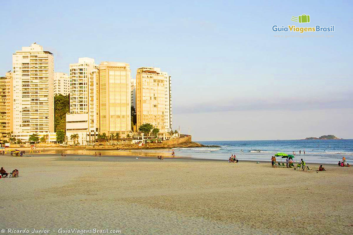 Imagem da bela Praia das Pitangueiras e ao fundo os lindos prédios da orla.
