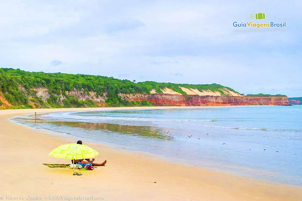 Imagem de guarda sol verde na bela Praia do Curral.