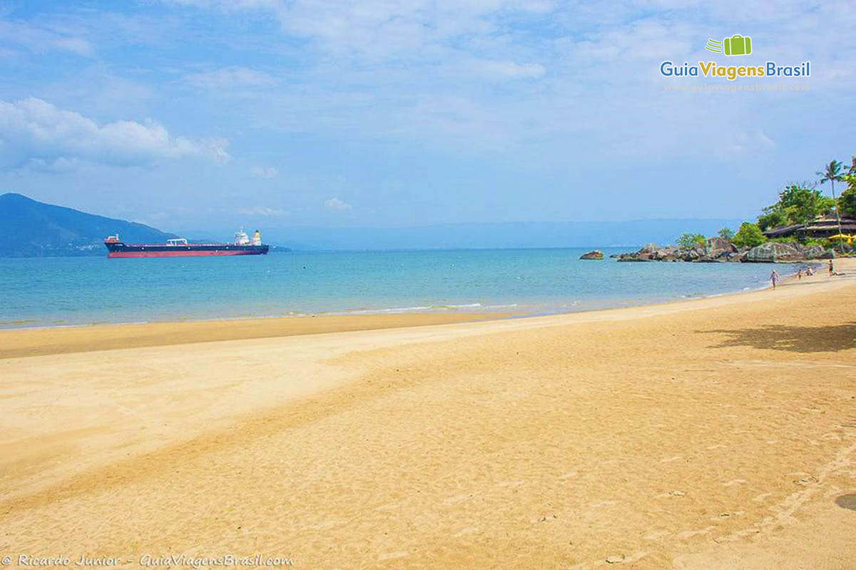 Imagem do mar azul e calmo da Praia do Sino em Ilhabela.