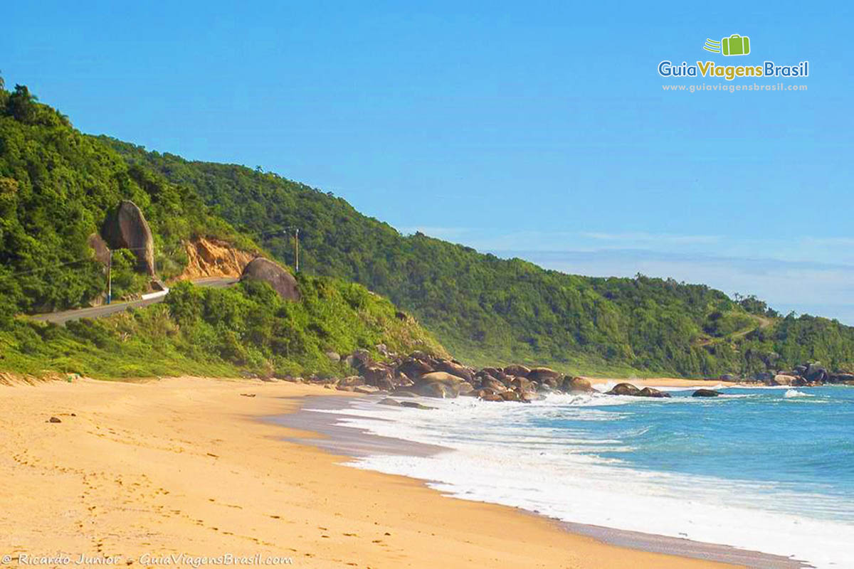 Imagem das areias e do mar da charmosa Praia dos Amores.