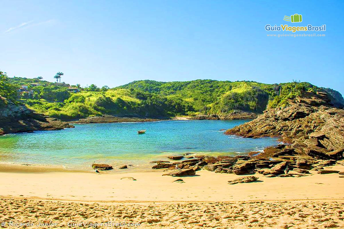 Imagem da encantadora e charmosa Praia Ferradurinha.