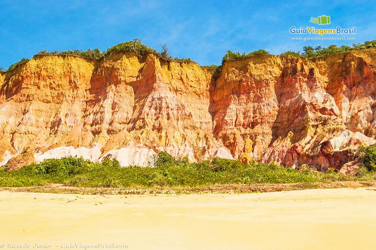 Imagem de falesia avermelhada na Praia Lagoa Azul.