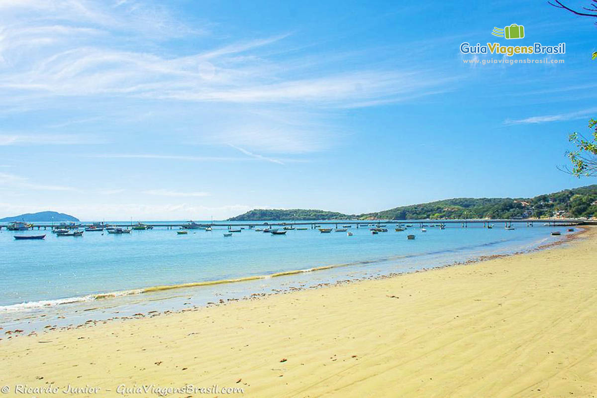 Imagem do mar azul radiante da Praia de Manguinhos.