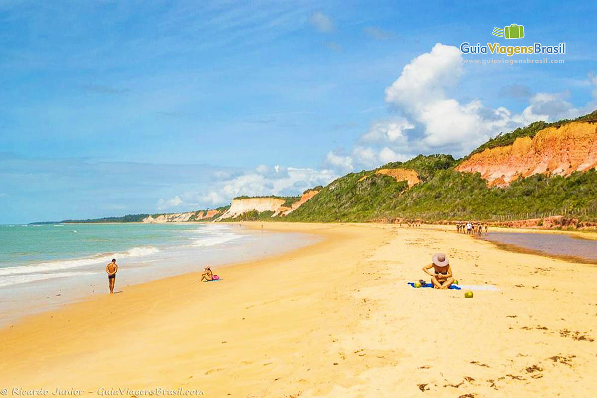 Imagem de um lado o mar e do outro a piscina natural que se forma na Praia Pitinga.