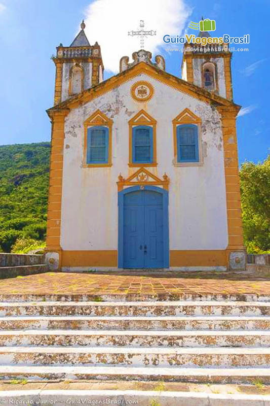 Imagem da fachada da linda igreja de Ribeirão da Ilha.
