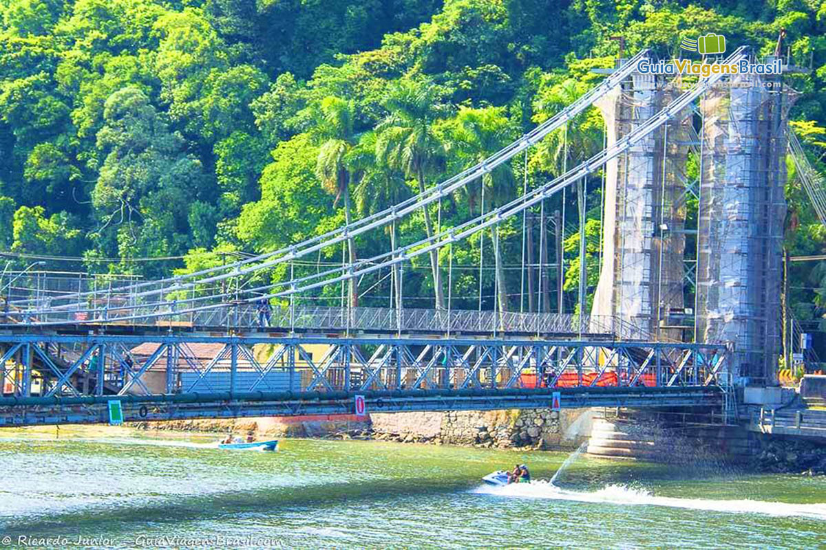 Imagem aproximada da linda Ponte Pênsil em São Vicente.