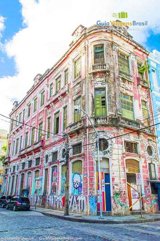 Imagem de um prédio antigo que ainda não foi restaurado, no Centro Histórico de Recife.
