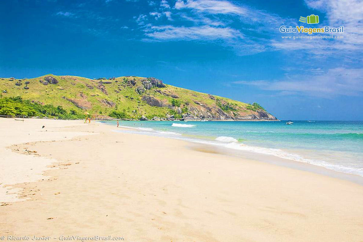 Imagem da praia muito limpa e famosa em Ilhabela, pela sua beleza.
