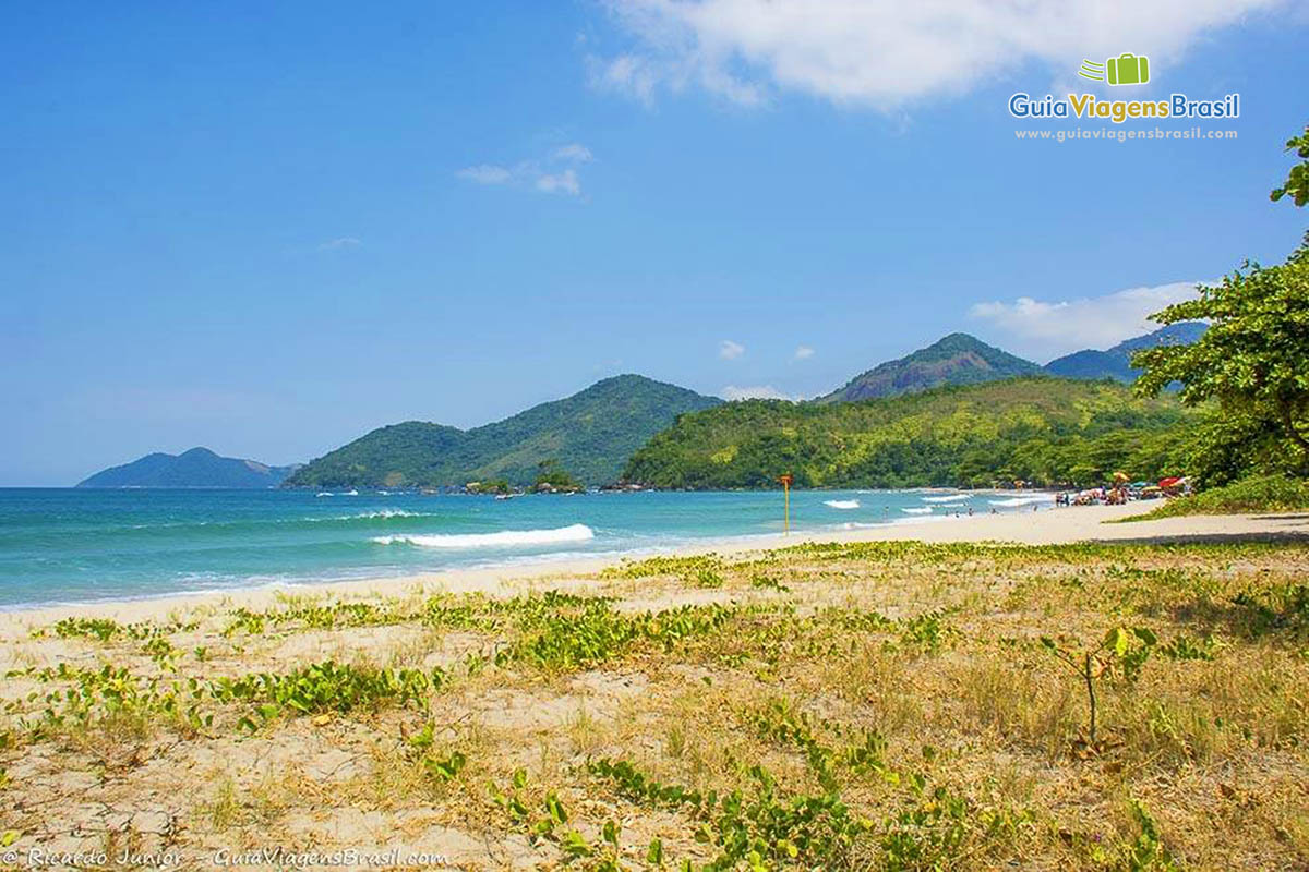 Imagem da linda praia preservada de Ilhabela.