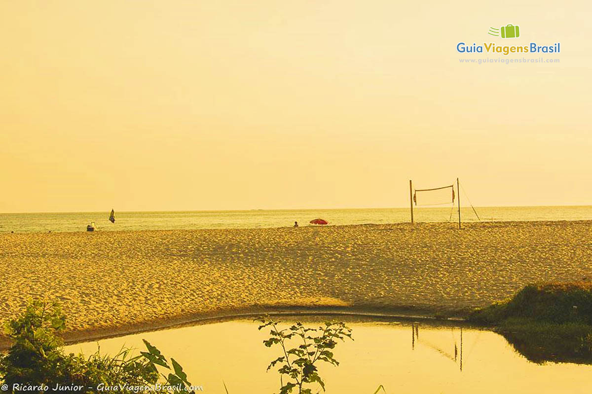 Imagem de rede de vôlei na areia da Praia Maresias.