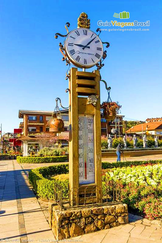 Imagem do relógio com termomêtro que existe no centro da cidade.