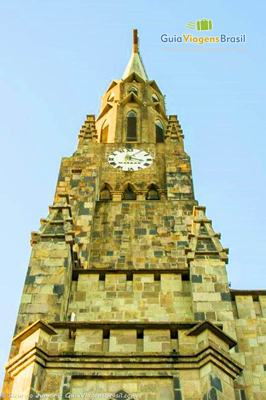 Imagem do relógio no alto da igreja.
