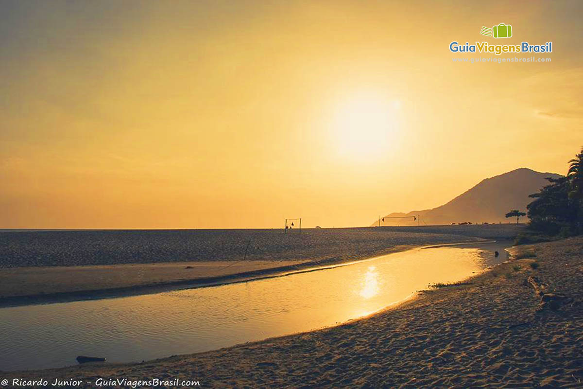 Imagem do sol no horizonte da belíssima Praia Maresias.