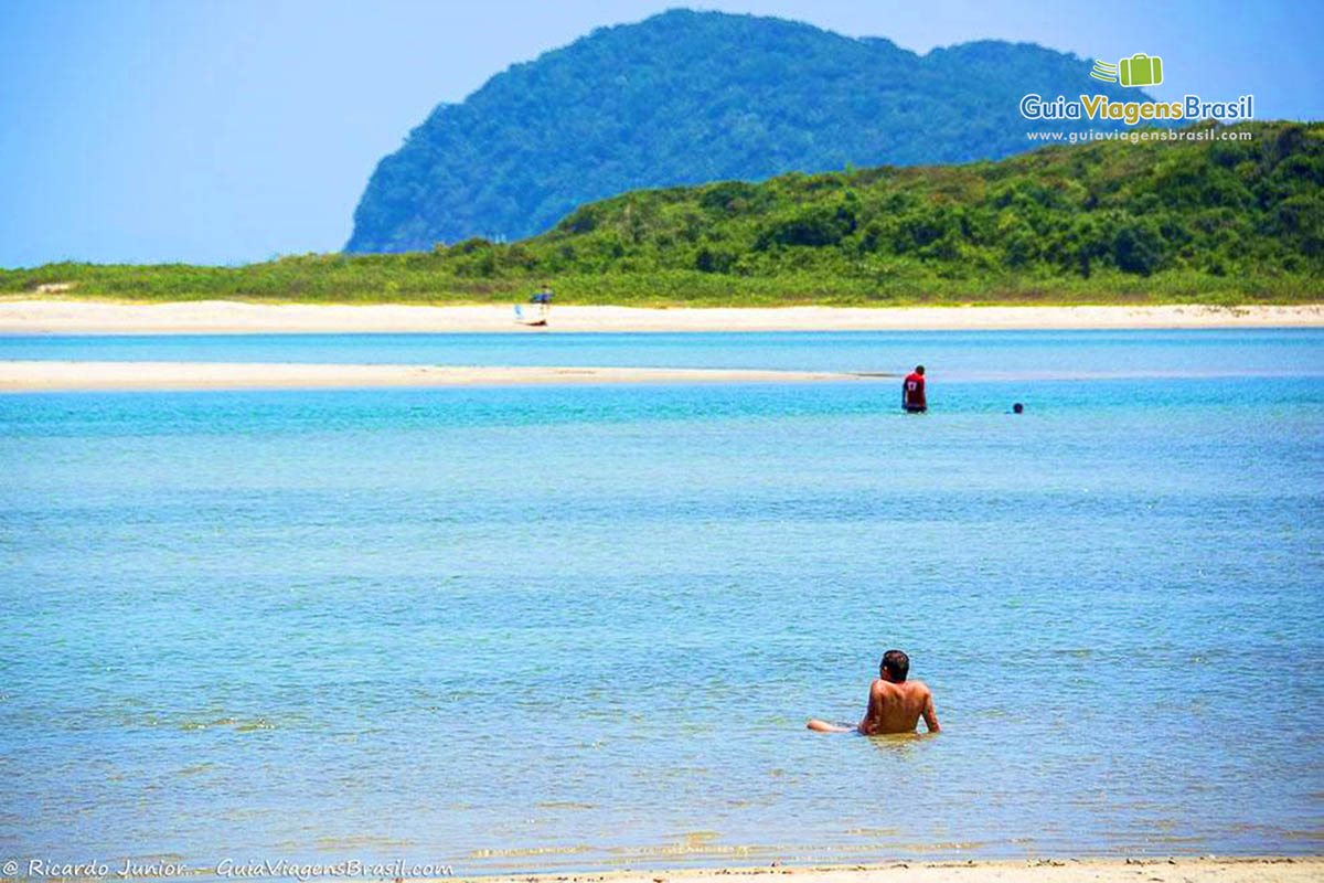 Imagem de um adulto nas águas. Praia de Itaguaré ideal para sossego e crianças.