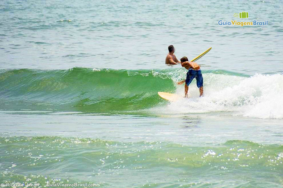 Imagem de surfista na crista da onda, na Praia de Pernambuco.