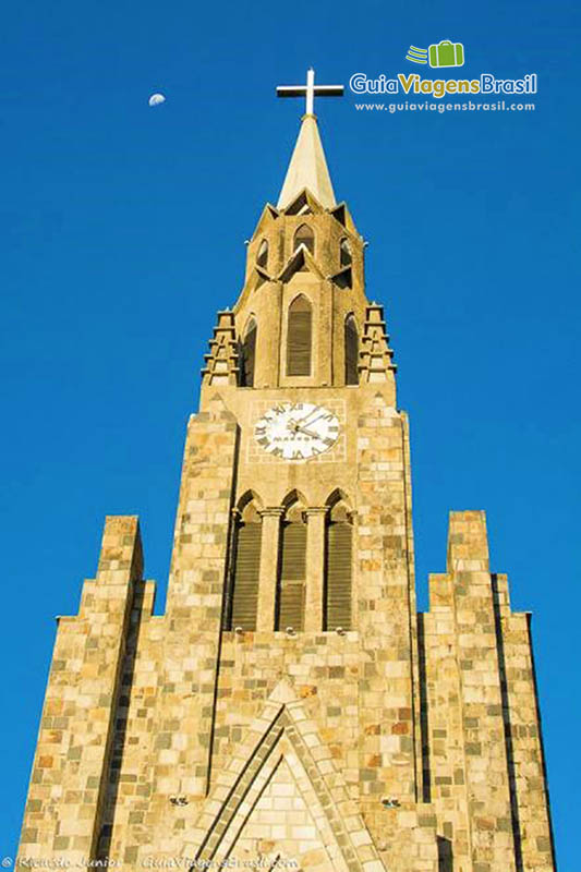 Imagem da parte superior da igreja matriz de Canela.