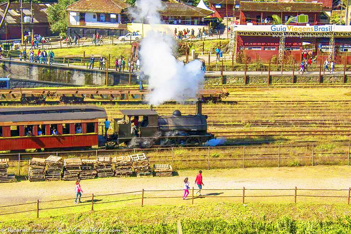 Imagem de trem soltando fumaça.