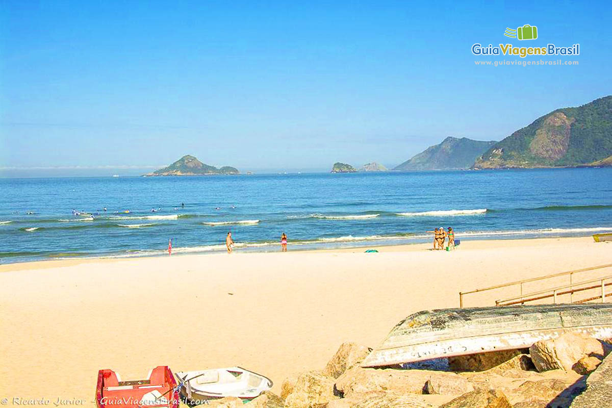 Imagem de turistas na linda Praia do Recreio.