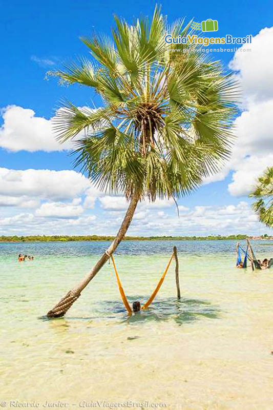 Imagem de turistas nas redes dentro do Lago do Paraíso, como o próprio nome diz, um verdadeiro paraíso.