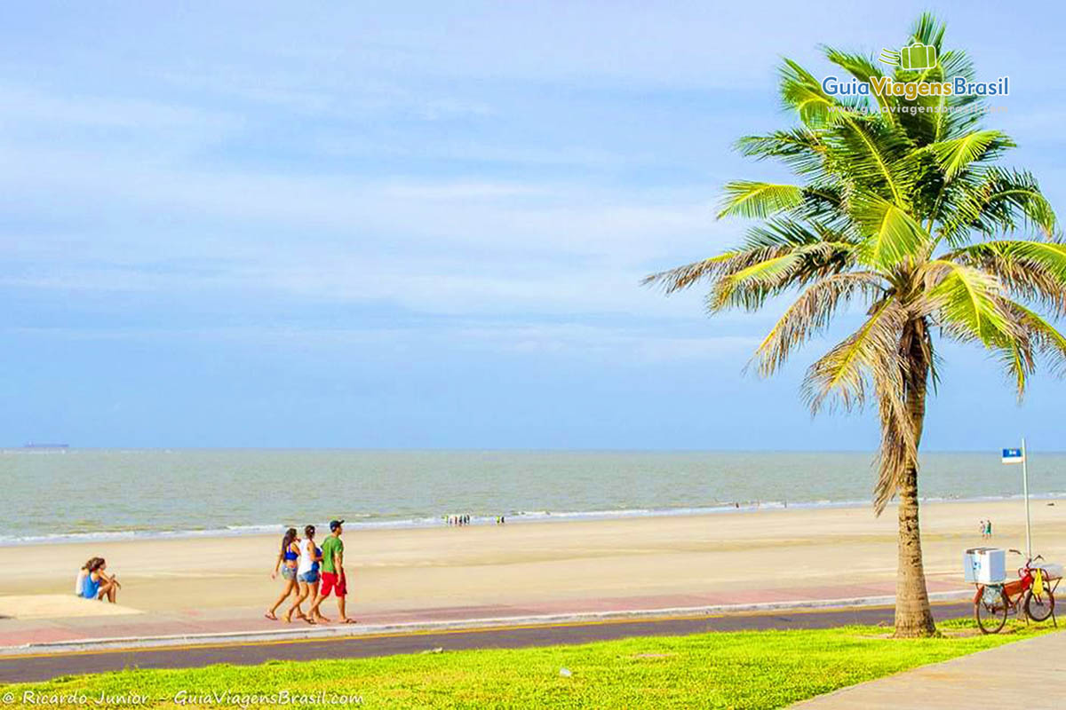 Imagem de turistas aproveitando o dia na Praia São Marcos.