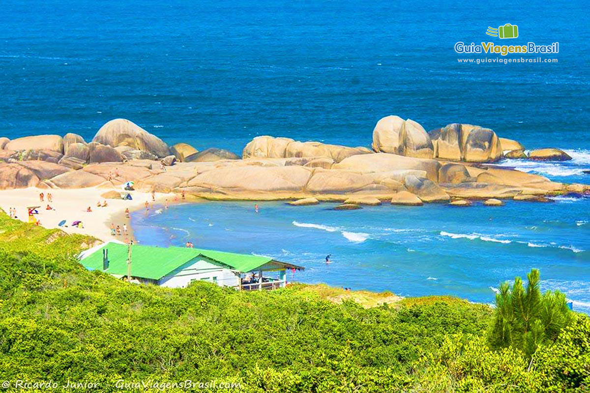 Imagem da bela vista da Praia Mole, em Florianópolis.