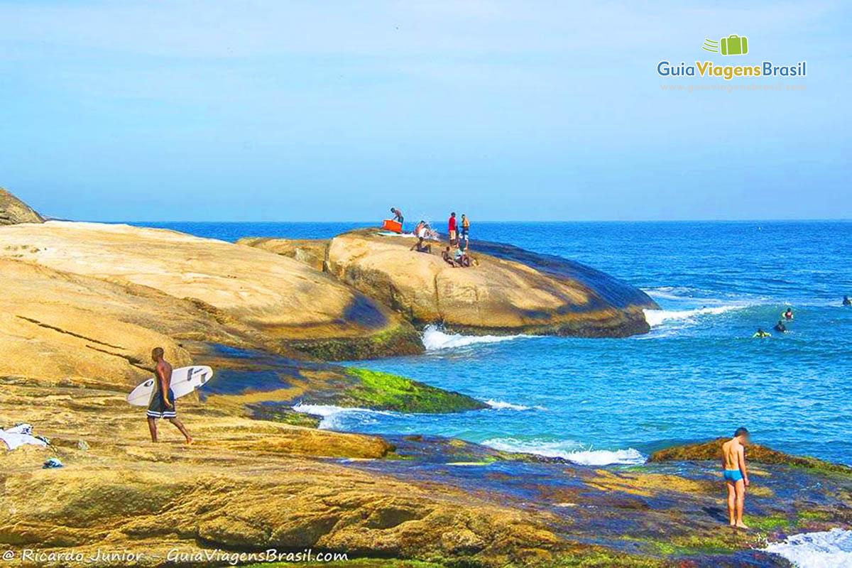Imagem das belas pedras e belo mar da Praia Arpoador.