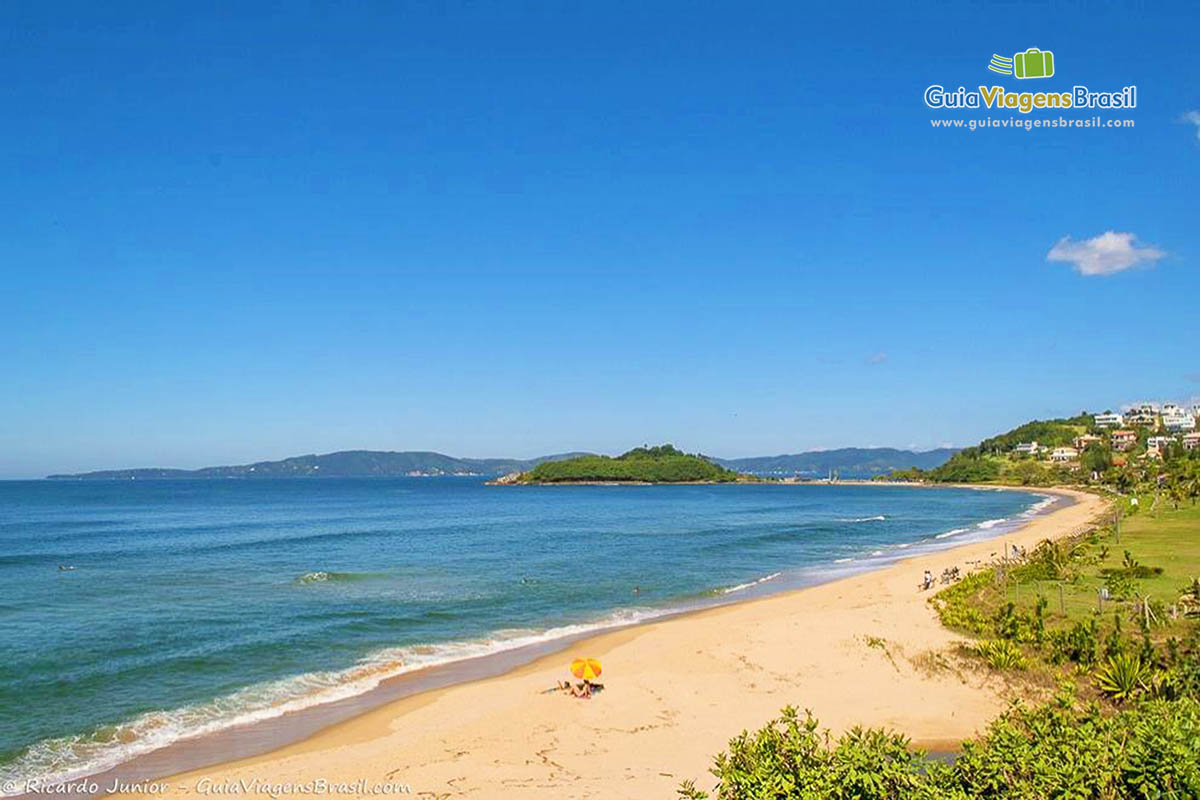 Imagem da linda Praia do Plaza com mar azul maravilhoso.
